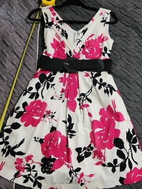 Sleeveless Floral Midi Dress in White with Pink & Black Print Size 6